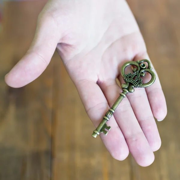 Ręka z kluczem — Zdjęcie stockowe