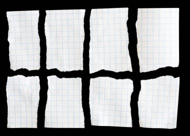 Siyah arkaplanda yırtık kenarlı defter kağıtları