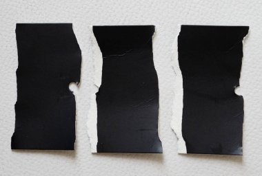 Beyaz arkaplandaki yırtık kağıtlar