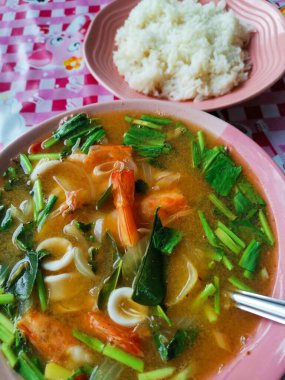 Tayland çorbası ve pirinç.