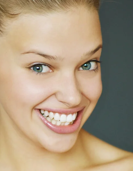 Retrato de mulher sorridente — Fotografia de Stock