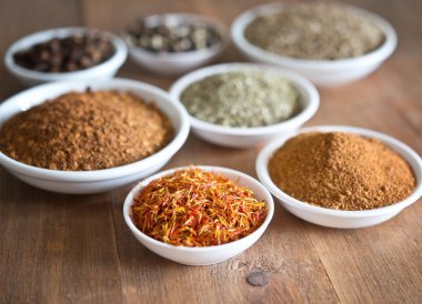 tablo üzerinde çeşitli baharatlar