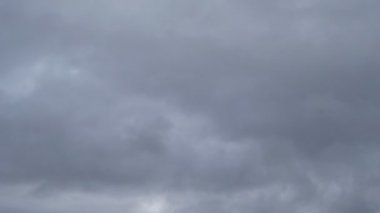 gökyüzü karanlık yağmurlu bulutlar ile