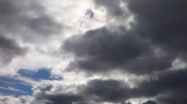 gökyüzü karanlık yağmurlu bulutlar ile