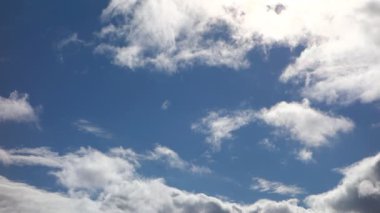 Mavi Gökyüzü bulutlu, zaman atlamalı