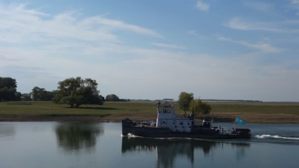 Chiatta vuota galleggiante sul fiume — Video Stock