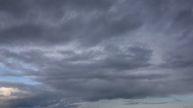 Yağmurlu bulutlar gökyüzü. Timelapse