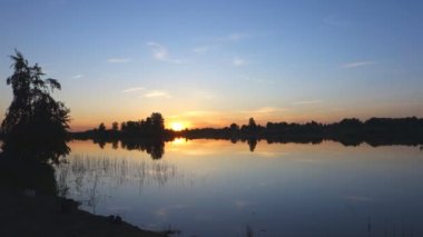 nehir ve bir sürü sivrisinek günbatımı.