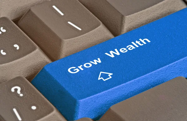 Toetsenbord met sleutel om te groeien rijkdom — Stockfoto