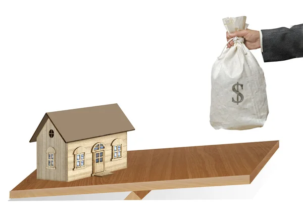 Casa e dinheiro em equilíbrio — Fotografia de Stock