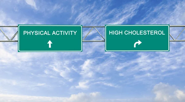 Verkehrszeichen zu körperlicher Aktivität und hohem Cholesterinspiegel — Stockfoto