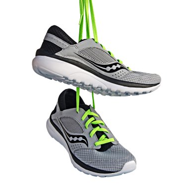 Beyaz arkaplanda izole edilmiş spor ayakkabılar