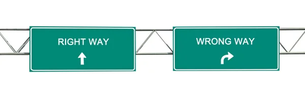 Señal de tráfico hacia el camino correcto e incorrecto —  Fotos de Stock