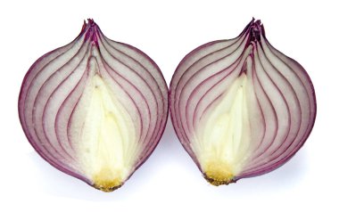 Beyaz zemin üzerinde soğan ve soğan dilimleri izole