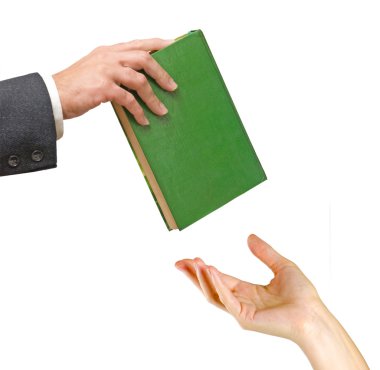 erkek kadın için bir kitap veriyor