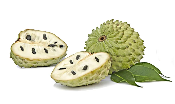 Sections de Soursop isolées sur fond blanc — Photo