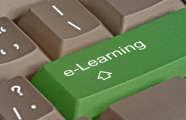 Teclado com chave para e-learning — Fotografia de Stock