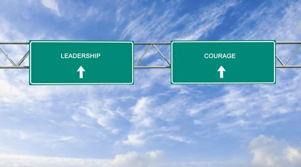 Znak drogowy do przywództwa i odwagi — Zdjęcie stockowe