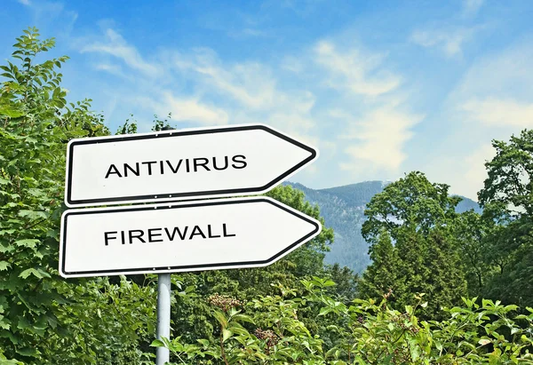 Richting verkeersbord met woorden antivirus, firewal — Stockfoto