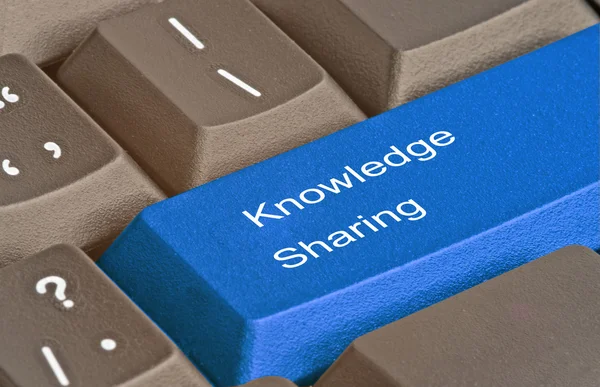 Teclado com tecla de atalho para compartilhamento de conhecimento — Fotografia de Stock