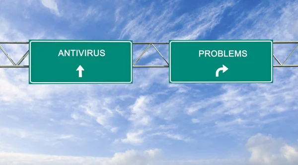 Напрямок дорожнього знаку зі словами антивірус і проблеми — стокове фото