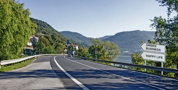 Road sign to green business — Stock Photo, Image