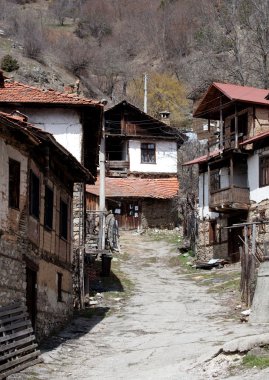 Dağlardaki güzel eski köyün manzaralı görüntüsü.