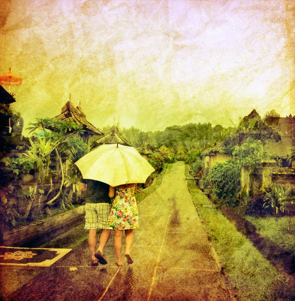 Achteraanzicht Van Paar Wandelen Straat Met Paraplu Vintage Effect — Stockfoto