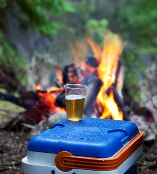 Campfire and cum of beer — Stock Photo, Image