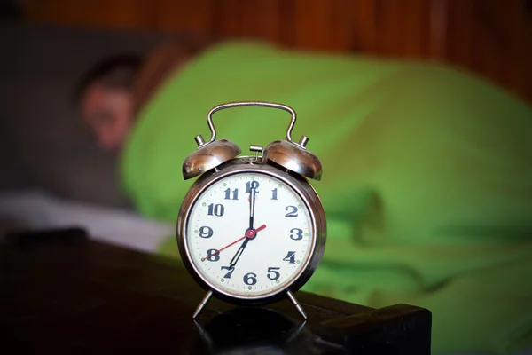 Mann und Uhr, Morgenzeit — Stockfoto