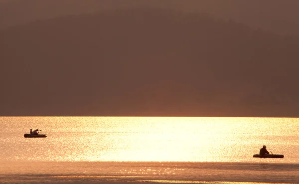 Tramonto dorato nel lago di montagna — Foto Stock