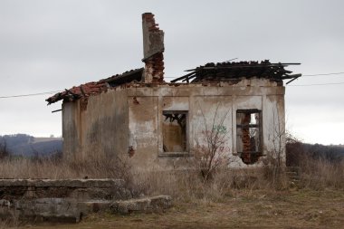 Tuğla ev terk edilmiş