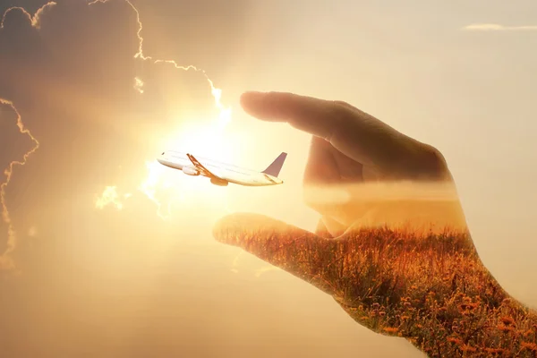 Dubbele blootstelling vliegtuig en menselijke hand — Stockfoto