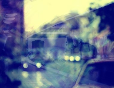 Tren siluetiyle şehir ışıklarının bulanık arkaplanı