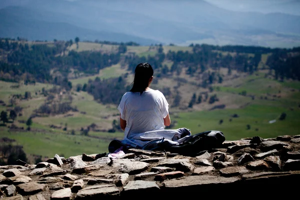 Rear View Woman Sitting Edge Mountain — стоковое фото