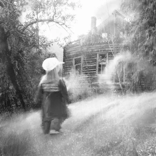 Chica y casa fantasmal —  Fotos de Stock