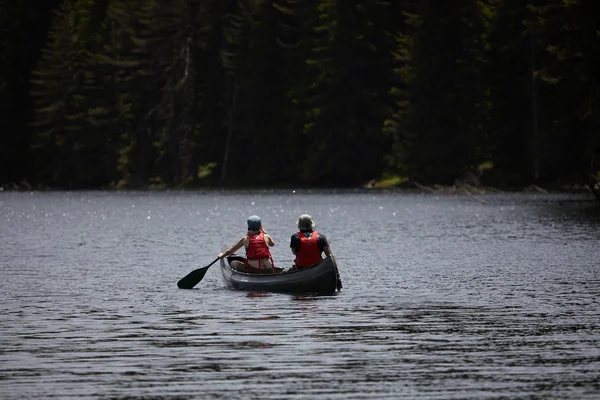 Scenic Shot Two Friends Kayaking Lake — Stock Photo, Image