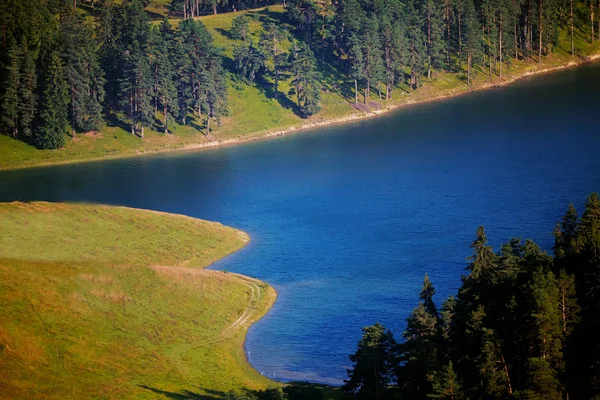Плоское осеннее озеро — стоковое фото