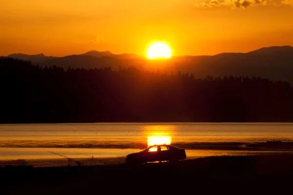 Pôr do sol perto do lago — Fotografia de Stock