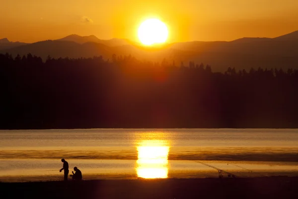 山の湖の上に美しい夕日の風光明媚なショット — ストック写真