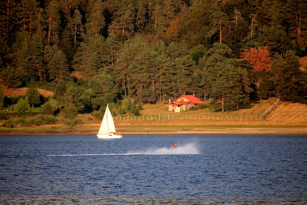 Sports nautiques en lac — Photo