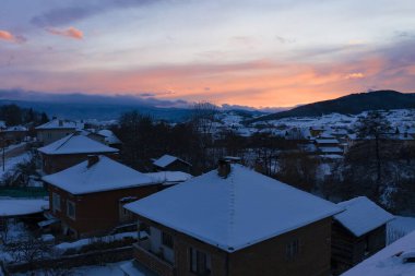 Rodop dağlarındaki Bulgar köyünden havadan kış batımı manzarası