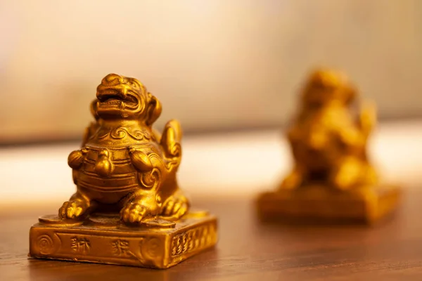 Dos Leones Oro Estatuas Chinas Elementos Decoración Del Hogar Imagen De Stock