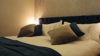 Modern otel odasının kamera görüntüleri.