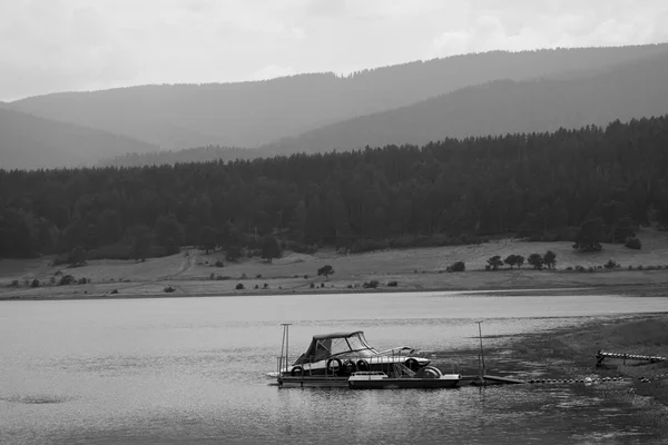 Bw lake and boat — Stock Photo, Image