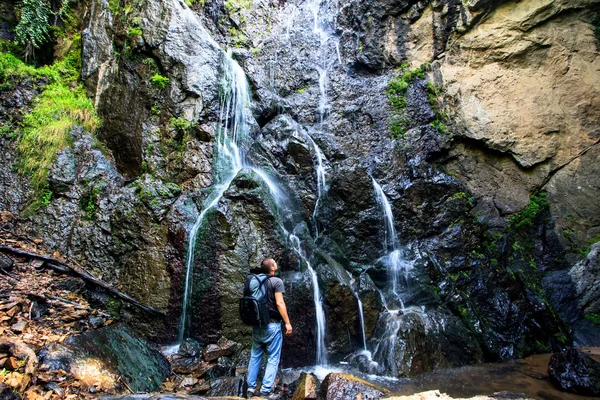 Homme près de la cascade — Photo