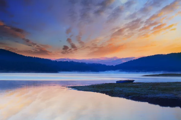 HDR sjön på vintern — Stockfoto