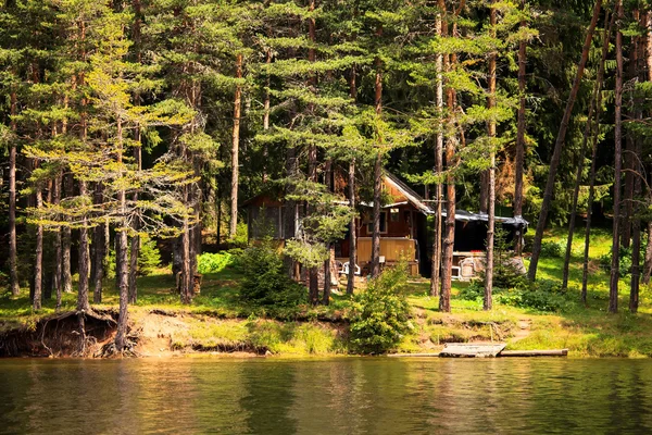 Bulgarian forest lake and villa — Stock Photo, Image