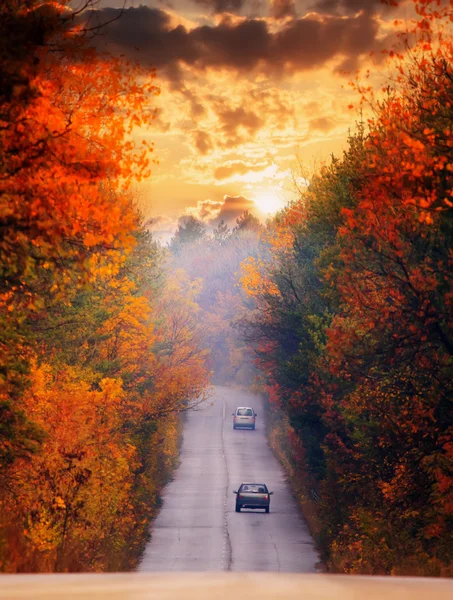 Pôr-do-sol vermelho e estrada — Fotografia de Stock