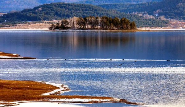 Lago no outono com neve — Fotografia de Stock